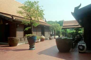 The house with the sleeping room and the bird pavilion