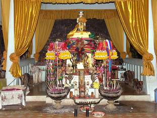 © Mister Flaggy / Switzerland. Aufnahme: 30.11.2004, pb301485, Shrine at Sai Ngam